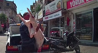 Hijyen kurallarına uymadan otomobil bagajında et taşıdılar
