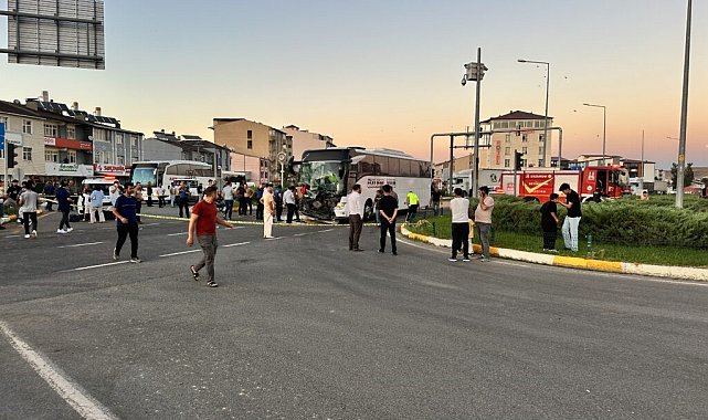 Horasan'da yolcu otobüsü ile traktör çarpıştı: 8 yaralı