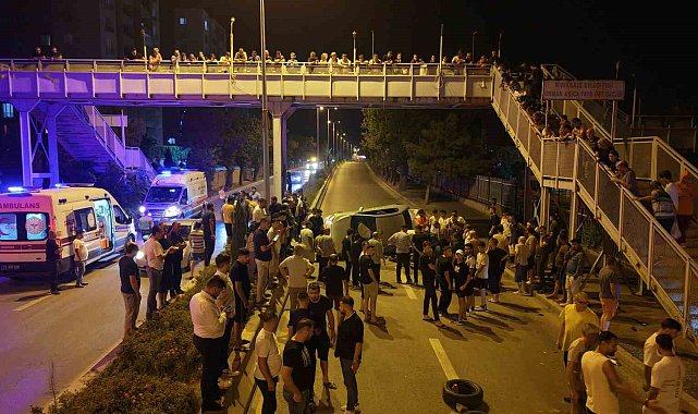 Hurdaya dönen araçtan 3 genç sağ çıkarıldı, vatandaşlar ekiplerin müdahale anını böyle izledi