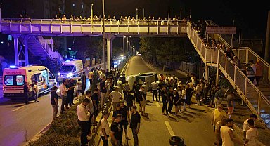Hurdaya dönen araçtan 3 genç sağ çıkarıldı, vatandaşlar ekiplerin müdahale anını böyle izledi