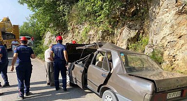 Hurdaya dönen otomobildeki 2 kişi yaralandı