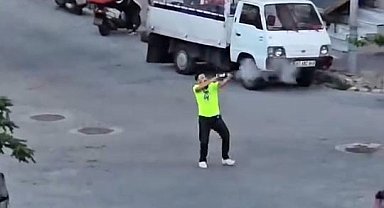 Husumetlilerin oturduğu kıraathaneye pompalı tüfekle ateş açtı: O anlar kamerada