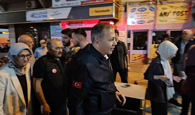 İçişleri Bakanı Ali Yerlikaya 6.1'lik depremin yaşandığı Sındırgıda açıklamalarda bulundu