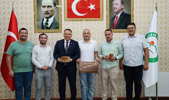 Iğdır Üniversitesi Ağrı Dağı eteklerinde ürettiği balın hasadını yaptı
