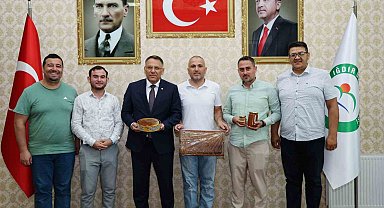 Iğdır Üniversitesi Ağrı Dağı eteklerinde ürettiği balın hasadını yaptı