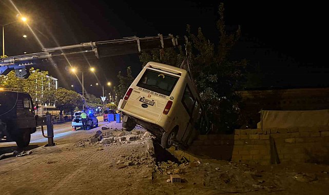 Iğdır'da kaza yapan yolcu minibüsü bahçe duvarında asılı kaldı