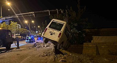 Iğdır'da kaza yapan yolcu minibüsü bahçe duvarında asılı kaldı