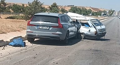 İki aracın çarpıştığı trafik kazansında: 1'i ağır 6 yaralı