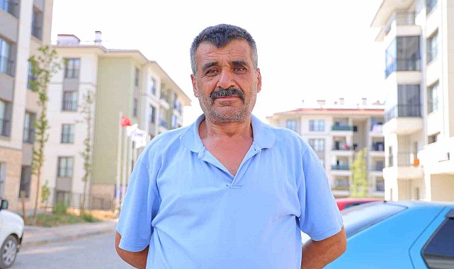 İki oğlunu kaybeden depremzede baba: "Devletimiz evlerimizi yaptı"