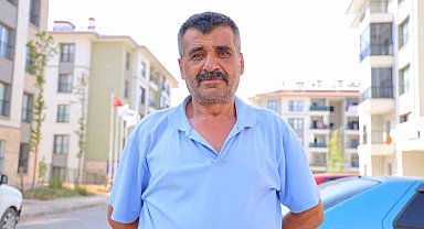 İki oğlunu kaybeden depremzede baba: "Devletimiz evlerimizi yaptı"