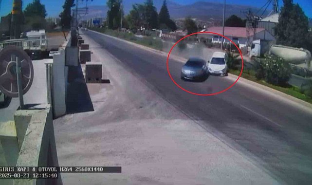 İki otomobilin çarpışarak metrelerce sürüklendikleri anlar kamerada