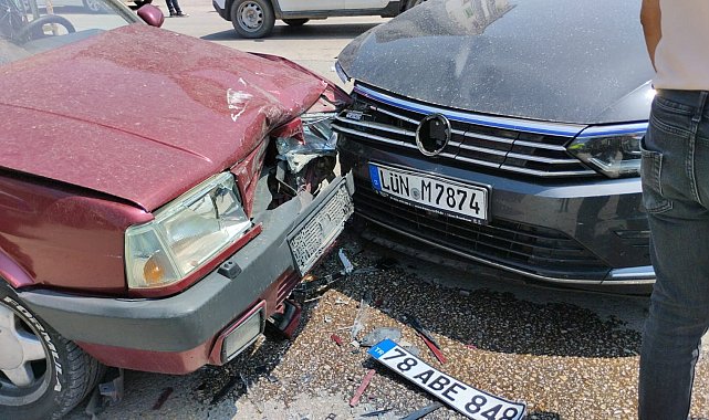 İki otomobilin çarpıştığı kaza kamerada: 3 yaralı