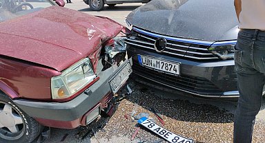 İki otomobilin çarpıştığı kaza kamerada: 3 yaralı