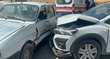 İki otomobilin çarpıştığı kazada 5 kişi yaralandı