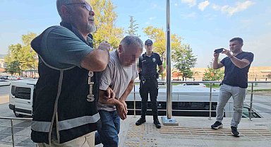 İlçe merkezinde dedektörle define ararken polise yakalandılar