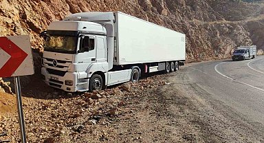 İliç'te tır yoldan çıktı