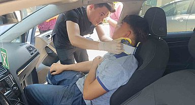İlk tedavisi çarpıştığı otomobilde yapıldı