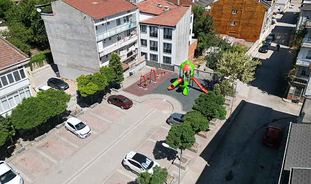 İnegöl Belediyesi eskiyen çocuk parklarını yeniliyor