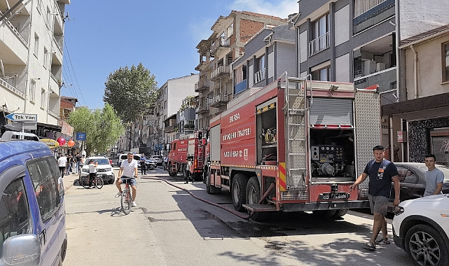 İnegöl'de yıkımına başlanan apartmanda yangın çıktı