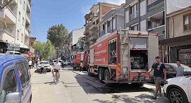 İnegöl'de yıkımına başlanan apartmanda yangın çıktı