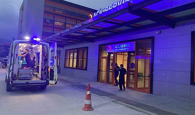 İnek sağarken elektrik akımına kapılan 3 kişi yaralandı