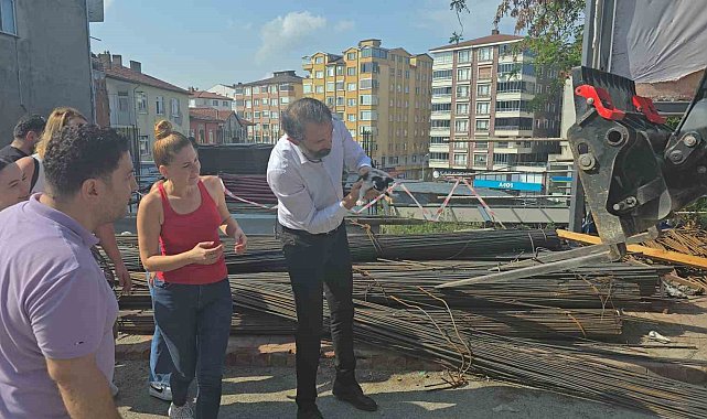 İnşaat demirlerinin altına sıkışan kediyi kurtarmak için zamanla yarıştılar