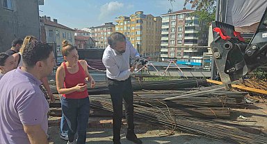 İnşaat demirlerinin altına sıkışan kediyi kurtarmak için zamanla yarıştılar