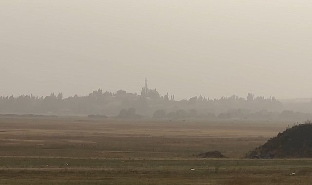 Irak ve Suriye'den gelen toz bulutu Yüksekova'yı kapladı