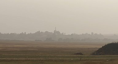 Irak ve Suriye'den gelen toz bulutu Yüksekova'yı kapladı