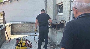 İş hanının havalandırma boşluğuna düşen kediyi kurtarmak için seferber oldular