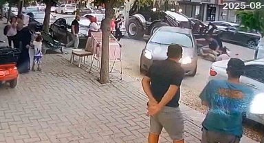 İş makinesi operatörü 5 araca çarptı, kepçesine aldığı 2 yaya yaralandı