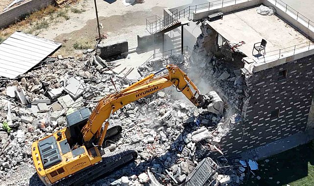 İş yerinin yıkılmasını gözyaşlarıyla izledi