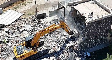İş yerinin yıkılmasını gözyaşlarıyla izledi