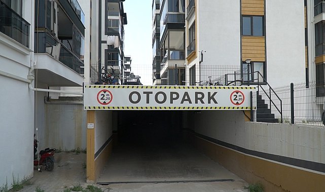 Isparta'da sitenin otoparkındaki araçlara zarar veren kişi güvenlik kamerasında