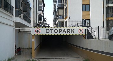 Isparta'da sitenin otoparkındaki araçlara zarar veren kişi güvenlik kamerasında