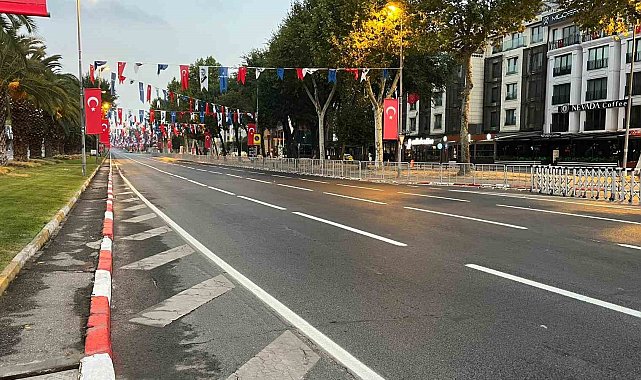İstanbul'da 30 Ağustos Zafer Bayramı kutlamaları nedeniyle Vatan Caddesi trafiğe kapatıldı