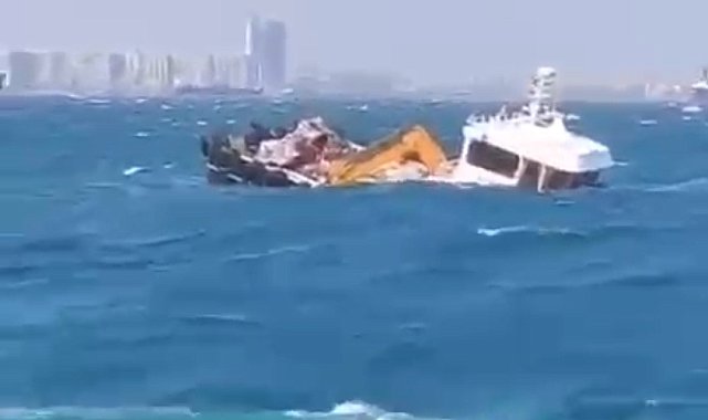 İstanbul'da kuvvetli fırtınada gemi battı: 4 kişi kurtarıldı