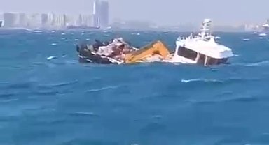 İstanbul'da kuvvetli fırtınada gemi battı: 4 kişi kurtarıldı