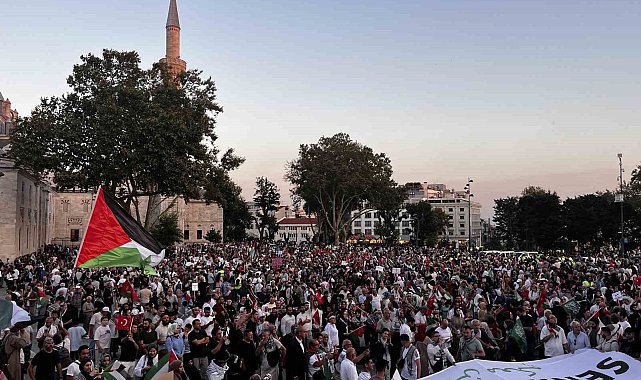İstanbul'da "Gazze'ye Umut Işığı Ol" yürüyüşü: Binlerce kişi Ayasofya Camii'ne yürüdü