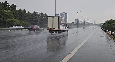 İstanbul'da sağanak yağış Avrupa Yakası'nda etkisini sürdürüyor