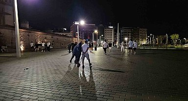 İstanbul'da şimşekler geceyi aydınlattı