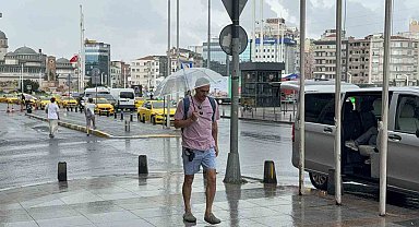 İstanbul'da yağmur etkili oldu: Taksim Meydanı ve çevresinde bazı vatandaşlar şemsiye açtı