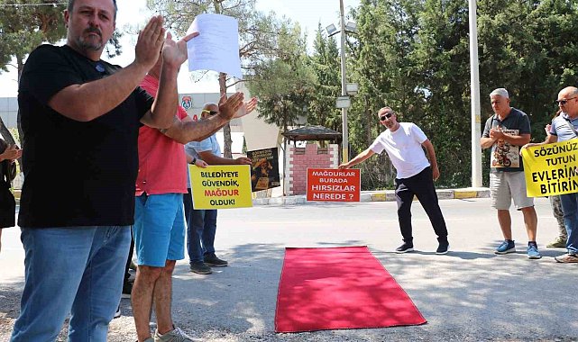 İzmir Büyükşehir Belediyesi'nin kooperatif mağdurlarından kırmızı halılı protesto