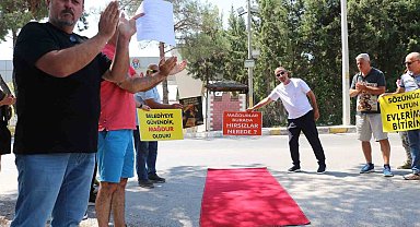 İzmir Büyükşehir Belediyesi'nin kooperatif mağdurlarından kırmızı halılı protesto