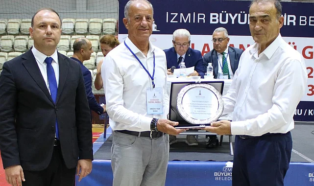 İzmir Büyükşehir Spor Kulübü'nde bayrak değişimi