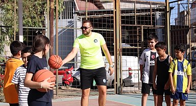 İzmir Karabağlar'da çocuklar 'yaz spor'larını sevdi