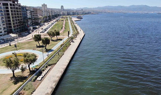 İzmir Körfezi'nin kokusu vatandaşı bezdirdi