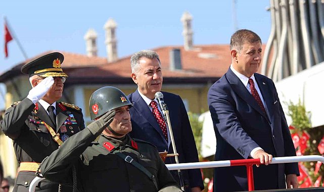 İzmir'de 30 Ağustos Zafer Bayramı coşkuyla kutlandı