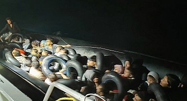 İzmir'de 43 kaçak göçmen yakalandı, sürüklenen lastik bottaki 19 göçmen de kurtarıldı