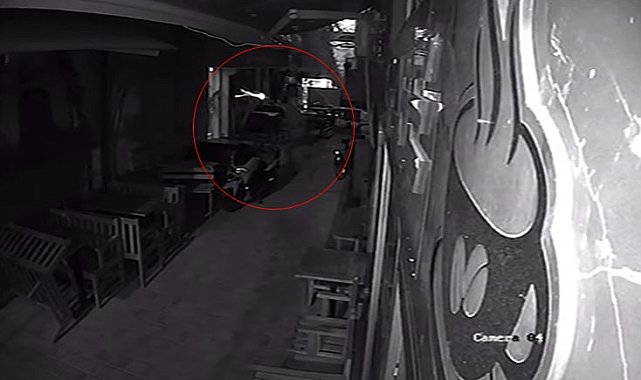 İzmir'de gazete binasına silahlı saldırı kamerada